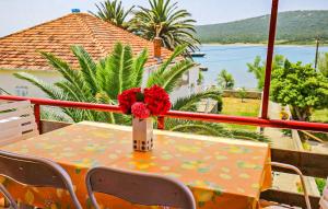 IstLovely Apartment In Otok Ist With Kitchen的一张桌子,上面有红花花