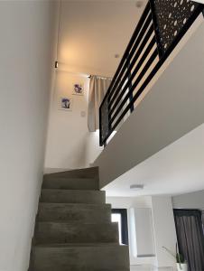 罗萨里奥Suites Quality 2 - Rosario的楼梯,有美国国旗的房子