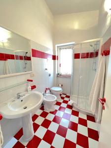 帕拉迪索海岸Veranda sul Paradiso的红色和白色的浴室设有水槽和卫生间