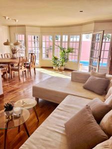 拉克鲁斯lujosa villa con piscina privada的客厅配有沙发和桌子