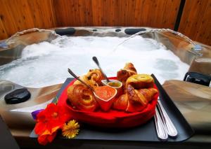 勒唐蓬Tamar'Inn的盘子放在热水浴缸中的食物