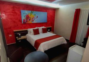 加拉加斯Novo Hotel的酒店客房,设有一张红色墙壁的床