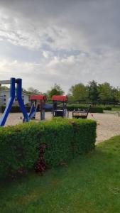Baarland'T Groentje Baarland的公园内一个带两个游戏设备的游乐场