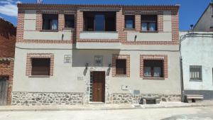 Vega de Santa MaríaCasa Rural Baños del Rey con piscina climatizada的砖砌的建筑,设有门窗