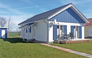 阿尔特费尔阿尔特费尔/吕根岛87号度假屋 - 带桑拿浴室的白色的小房子,上面有蓝色百叶窗