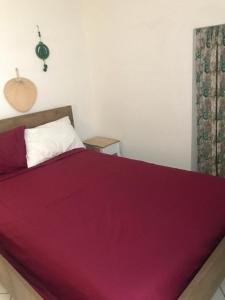 马鲁焦Villa Raffa Salento的一间卧室配有一张大床和紫色毯子