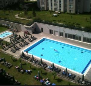 伊斯坦布尔Residance Flat With City View in Umraniye的大型游泳池的顶部景色