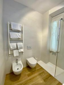 奥尔贝泰洛B&B Il Gabbiano的浴室配有卫生间、盥洗盆和淋浴。