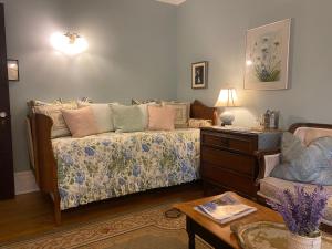 贝尔维尔蒙特罗斯住宿加早餐旅馆的一间卧室配有一张床、一张沙发和一张桌子