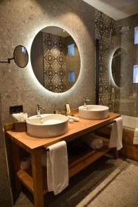 瓦勒迪泽尔Hotel MONT-BLANC VAL D'ISERE的一间带两个盥洗盆和大镜子的浴室