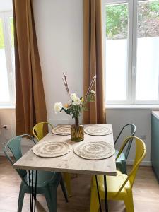 沙托鲁Les Jardins du Château的餐桌、椅子和花瓶