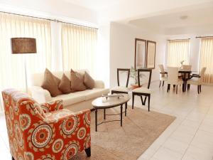 圣克鲁斯Buganvillas Hotel Suites的客厅配有沙发和桌子
