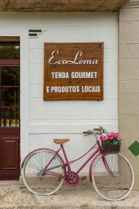 穆希亚Ecocasa Lema II的停在大楼前的粉红色自行车