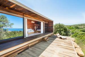 帕利乌里翁iHouse Paliouri的海景木制甲板