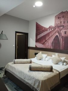 莫斯塔尔赫塞哥维纳汽车旅馆的一间卧室配有一张壁画床