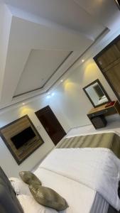 Al Qunfudhahشقق الشاطئ的一间卧室,配有两张床