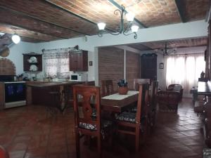塔帕尔帕Casa Tapalpa的厨房以及带桌椅的用餐室。
