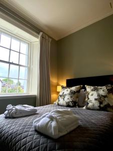 科克茅斯Dovenby Apartment- great base for exploring Lake District的一间卧室配有一张床,上面有两条毛巾