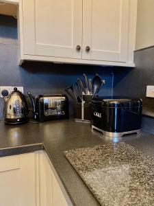 科克茅斯Dovenby Apartment- great base for exploring Lake District的厨房台面配有烤面包机和烤面包机。