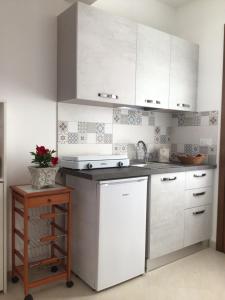 斯佩基亚Lu Caleddhu的厨房配有白色橱柜和台面