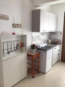 斯佩基亚Lu Caleddhu的厨房配有白色橱柜和台面