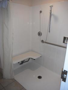 Colusa科卢萨河畔汽车旅馆的一间带水槽和淋浴的浴室