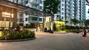 胡志明市Lagom service apartment Ho chi minh city - airport的一群人骑摩托车在建筑物前