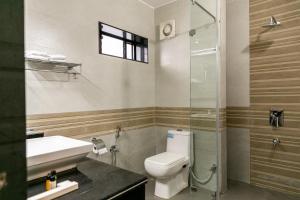 巴加Aloha Holiday Resort的浴室配有卫生间、盥洗盆和淋浴。