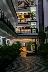 巴加Aloha Holiday Resort的建筑的走廊,里面种有植物