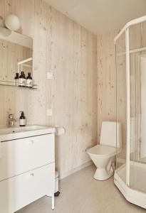 LoimaaHotelli Vihannonkulma的白色的浴室设有卫生间和淋浴。