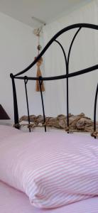 帕劳Sardinia82 Sunsetplace的一张带白色床垫的黑色床架