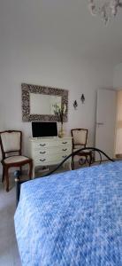 帕劳Sardinia82 Sunsetplace的一间卧室配有一张床、梳妆台和镜子