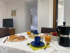 CevioCasa Lele - Luna的一张桌子,早餐包括羊角面包和橙汁