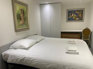 CevioCasa Lele - Luna的卧室配有一张白色大床和两条毛巾
