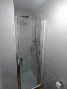 萨达Céntrico Estudio的浴室内带玻璃门的淋浴间