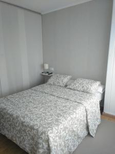 萨达Céntrico Estudio的卧室配有带白色棉被的床