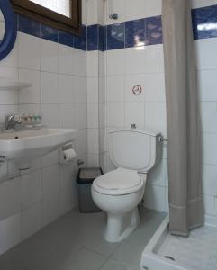 Corfu Room的一间浴室