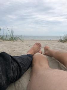 PersnäsHotell Persnäs的两个人躺在沙滩上