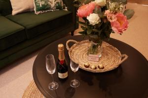 阿伦德尔Norton Studio的花瓶和两杯酒杯的桌子