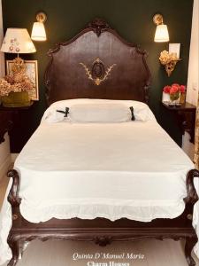 阿马兰特Quinta D`Manuel Maria- Rural Charm Houses的卧室内的一张带木制床头板的大床