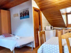 陶尔Estudi Casa Xulla的一间小房间,配有两张床和厨房