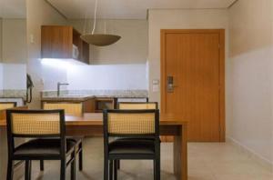 萨利诺波利斯Salinas Premium Resort的厨房配有木桌、椅子和门
