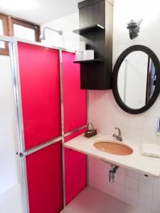 卡皮托利乌Pousada Recanto do Turvo的浴室设有红色推拉门和水槽