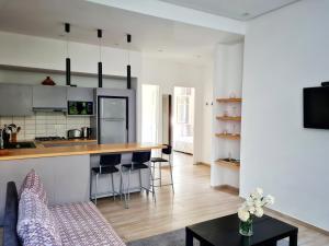 拉巴特Appartement idéal pour découvrir la ville的厨房以及带柜台的起居室。