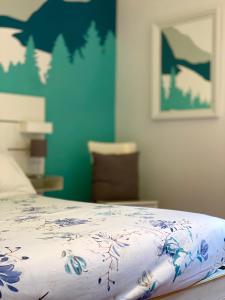 莱德罗Enjoy Ledro B&B的床上有蓝色和白色的毯子