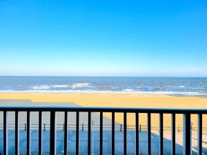 弗吉尼亚海滩Ocean Resort的阳台享有海滩和大海的景致。