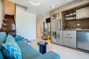 利迈纳里亚Elegant Corner的一间带蓝色沙发的客厅和一间厨房