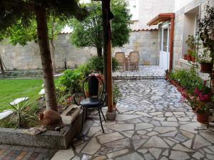 希萨里亚villa Tia Maria的庭院里带椅子的石头庭院