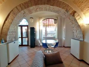 阿西西Assisi Garden Suite的厨房以及带桌椅的起居室。