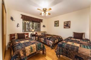 费希坎普Yosemite Rendezvous的一间卧室配有两张床和吊扇